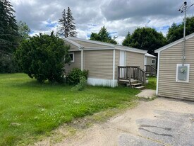 8 Brown Rd in Raymond, NH - Building Photo