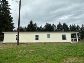 11925 Hillcrest Dr SE in Yelm, WA - Building Photo - Building Photo