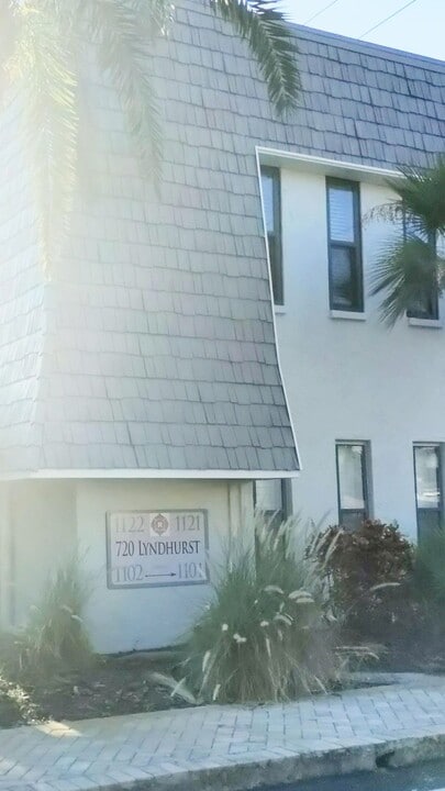 720 Lyndhurst St in Dunedin, FL - Building Photo