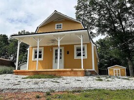 120 Perry Ln in Central, SC - Building Photo