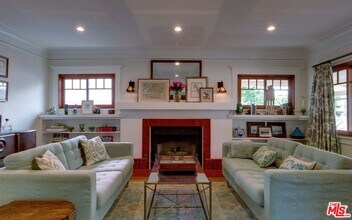 980 Manzanita St in Los Angeles, CA - Building Photo - Building Photo