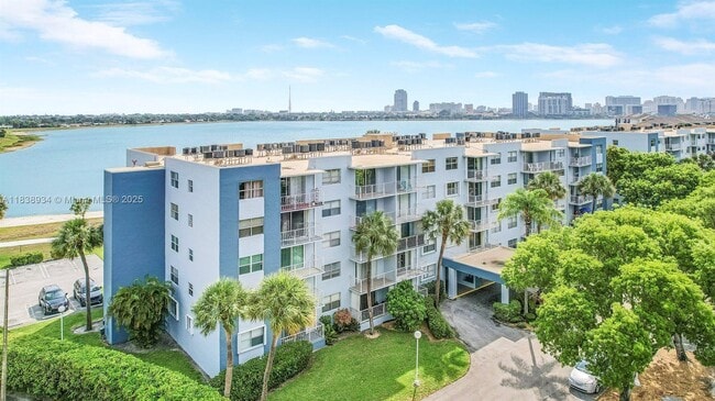 500 Executive Center Dr in West Palm Beach, FL - Building Photo - Building Photo