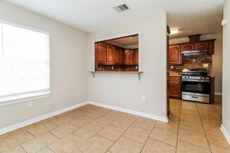 1312 Riggs St in Baytown, TX - Foto de edificio - Building Photo