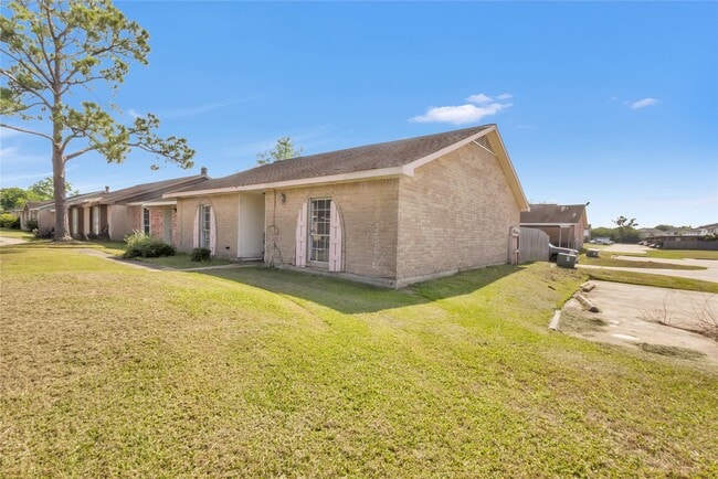 property at 6913 Chasewood Dr