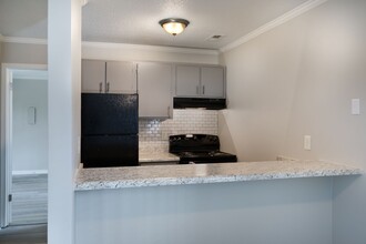 5858-H Century Oaks Dr in Fayetteville, NC - Building Photo - Building Photo