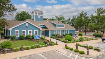 Runaway Bay in Mishawaka, IN - Building Photo