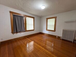 28 Woodward St, Unit 2 in Newton, MA - Foto de edificio - Building Photo