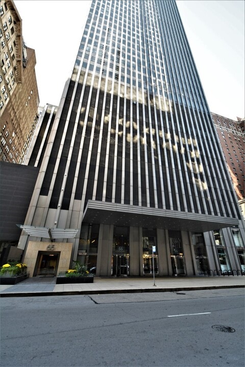 65 E Monroe St in Chicago, IL - Building Photo