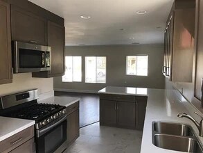 6450 W 84th Pl in Los Angeles, CA - Foto de edificio - Building Photo