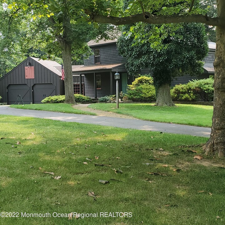 16 E Larchmont Dr in Colts Neck, NJ - Building Photo