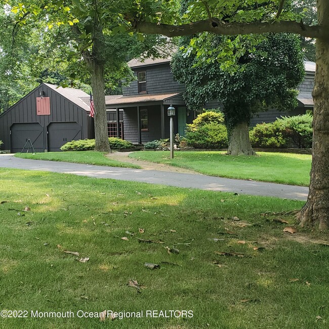 property at 16 E Larchmont Dr