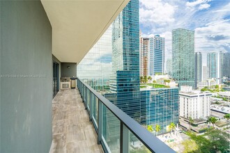 1451 Brickell Ave in Miami, FL - Foto de edificio - Building Photo