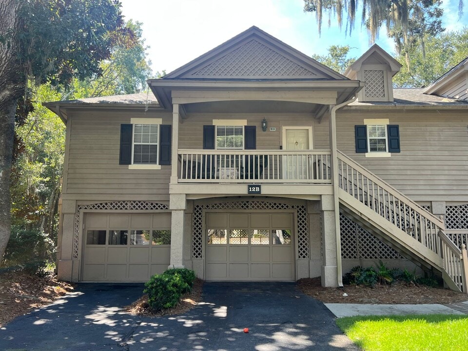 30 Valencia Rd in Hilton Head Island, SC - Building Photo