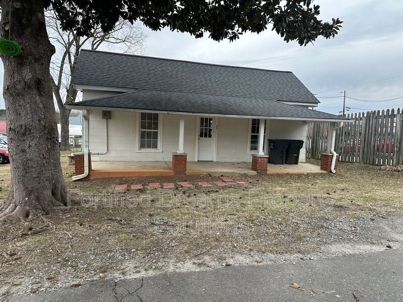 211 High St in Walnut Cove, NC - Building Photo