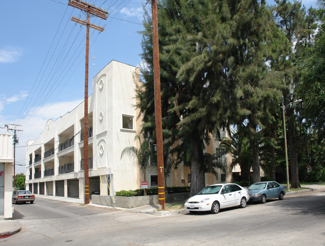 7227 Jordan Ave in Canoga Park, CA - Building Photo - Building Photo