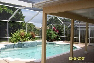 1967 NW Marsh Rabbit Ln in Jensen Beach, FL - Foto de edificio - Building Photo