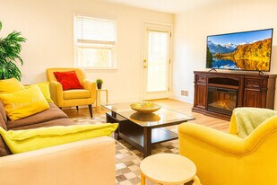 2017 Woodford Rd in Vienna, VA - Building Photo