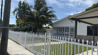669 W 23rd St in Hialeah, FL - Building Photo