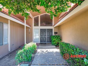 805 Sesnon St in Bakersfield, CA - Foto de edificio - Building Photo