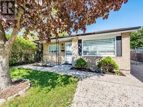 32 Madoc Dr in Brampton, ON - Building Photo - Building Photo