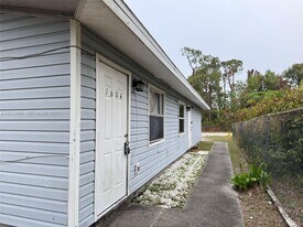 1604 Cypress Dr in Ft. Myers, FL - Building Photo