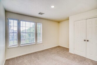 8022 Willancy Ln in Houston, TX - Foto de edificio - Building Photo