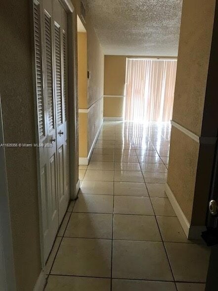 6960 Miami Gardens Dr, Unit 2-429 in Hialeah, FL - Building Photo - Building Photo