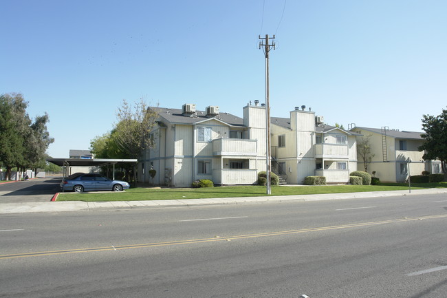 Village Oaks Apartments in Fresno, CA - Building Photo - Building Photo