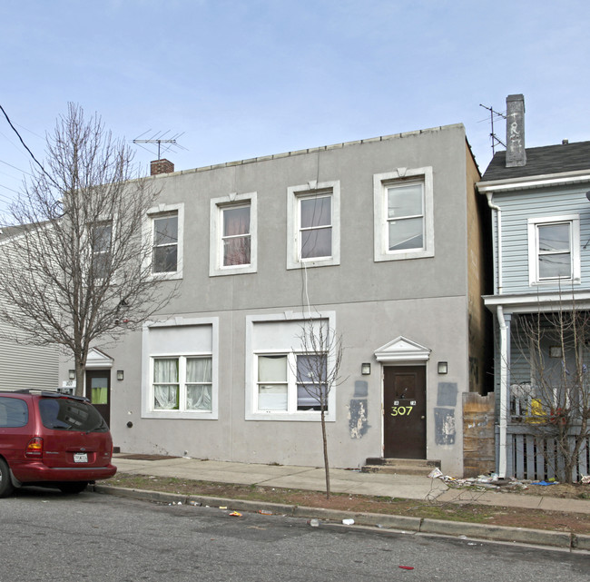 307 Seaman St in New Brunswick, NJ - Building Photo - Building Photo