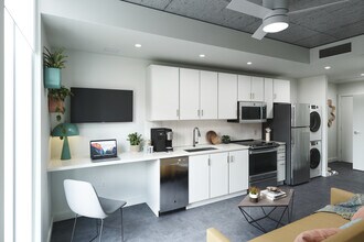 ANOVA Central Station in Phoenix, AZ - Foto de edificio - Building Photo