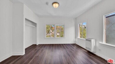 806 W 40th Pl in Los Angeles, CA - Building Photo - Building Photo