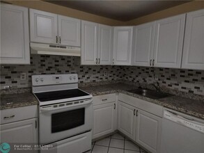 7001 Environ Blvd in Lauderhill, FL - Foto de edificio - Building Photo