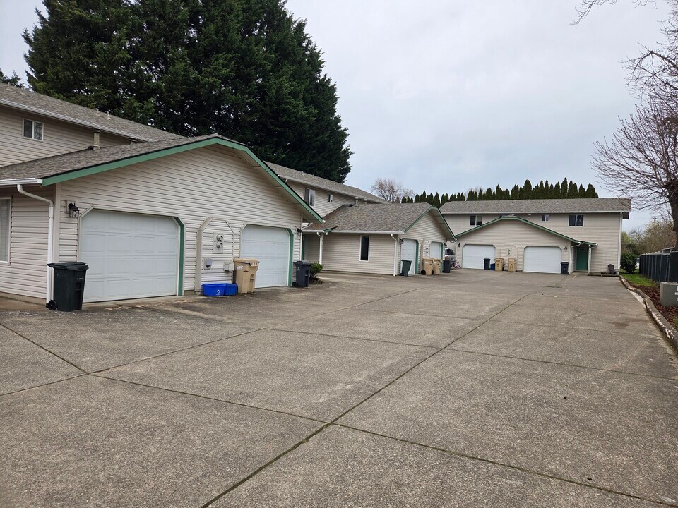 311-325 E Dodge St in Lebanon, OR - Building Photo
