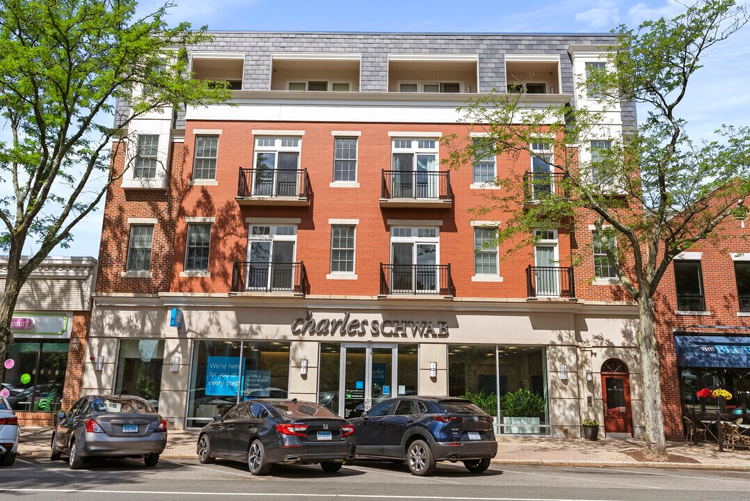 11 S Main St in West Hartford, CT - Building Photo