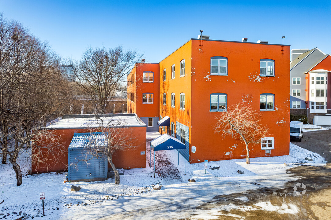 215 7th St NE in Minneapolis, MN - Building Photo