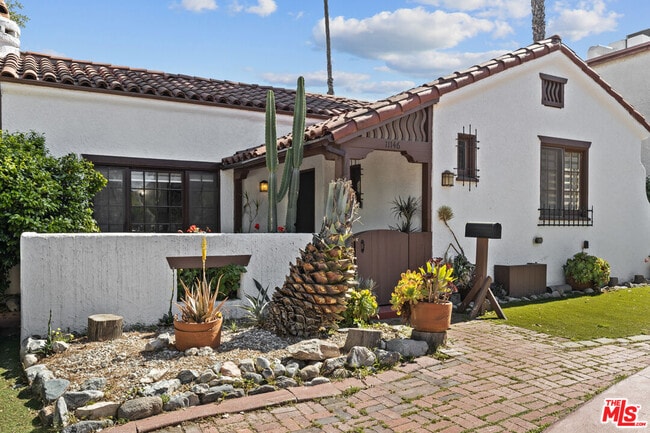 11146 Huston St in Los Angeles, CA - Building Photo - Building Photo