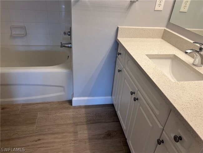 1205 Wildwood Lakes Blvd, Unit 5-204 in Naples, FL - Foto de edificio - Building Photo