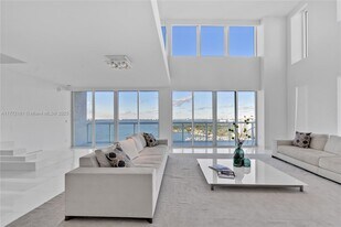 10 Venetian Way in Miami Beach, FL - Building Photo