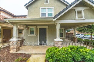 128 Kingfisher St in Brentwood, CA - Building Photo