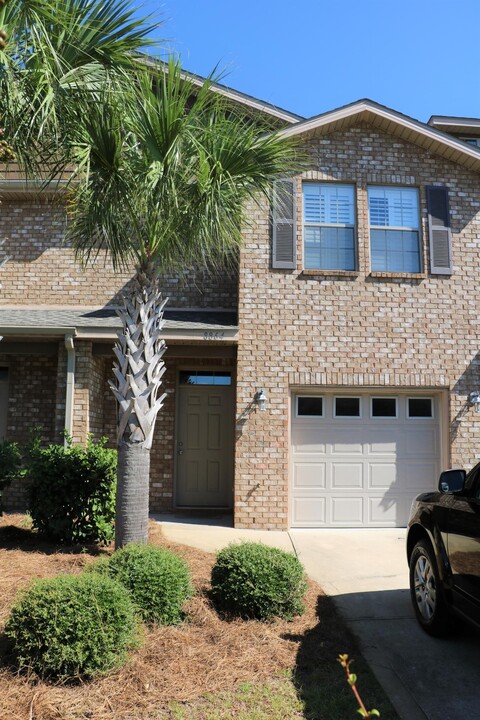 8864 Brown Pelican Cir in Navarre, FL - Building Photo