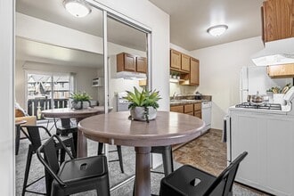 Creekwood Apartments in Green Bay, WI - Foto de edificio - Building Photo