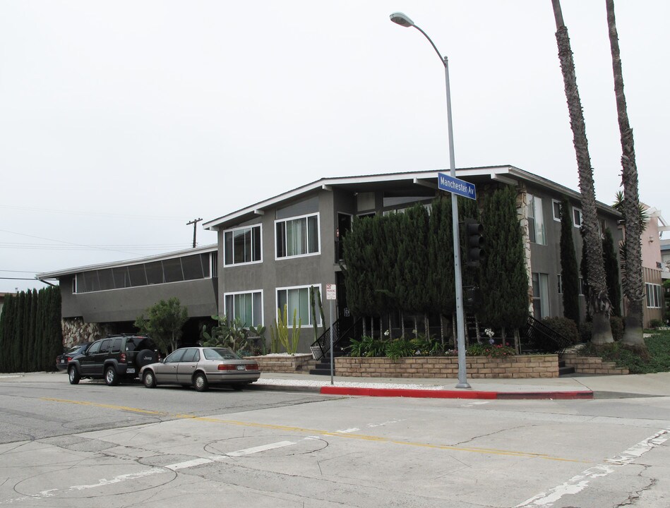 8601-8609 Saran Dr in Playa Del Rey, CA - Foto de edificio
