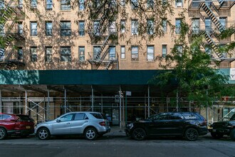 26-80 30th St in Astoria, NY - Foto de edificio - Building Photo