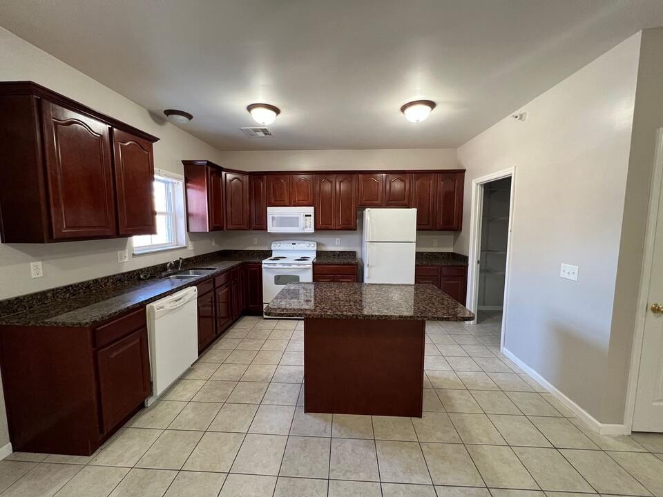 1119 Ratone St in Manhattan, KS - Building Photo