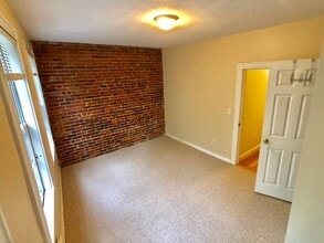 82 Phillips St, Unit 5 in Boston, MA - Foto de edificio - Building Photo