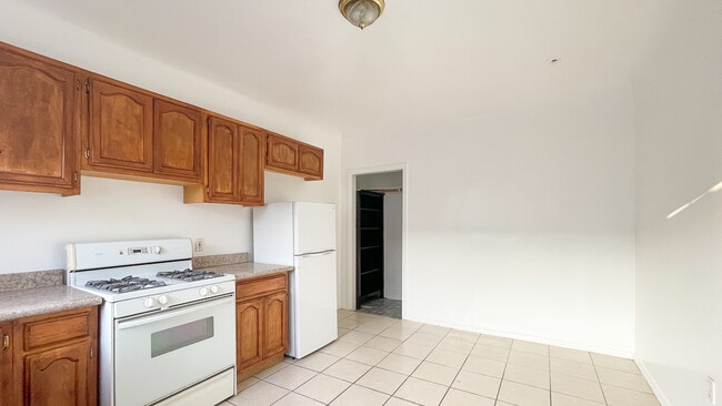 2246 S Bronson Ave in Los Angeles, CA - Building Photo - Building Photo