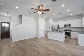 20504 Cobb St in Pflugerville, TX - Foto de edificio - Building Photo