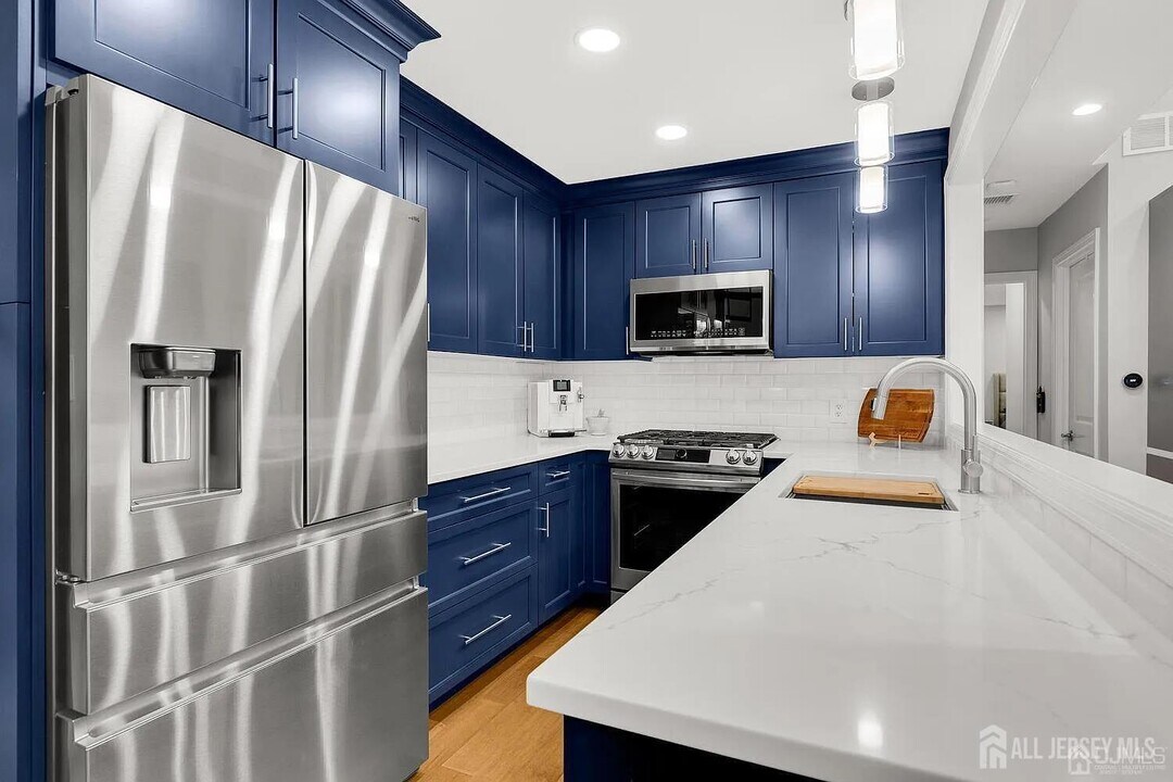 1111 Harbour Club Dr in Sayreville, NJ - Building Photo