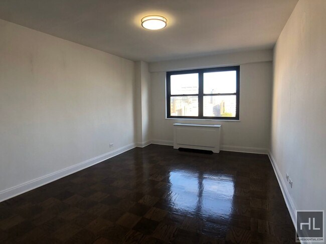 E 16 ST in New York, NY - Building Photo - Building Photo
