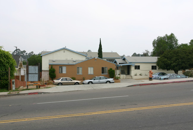 4592-4596 Imperial Ave in San Diego, CA - Foto de edificio - Building Photo